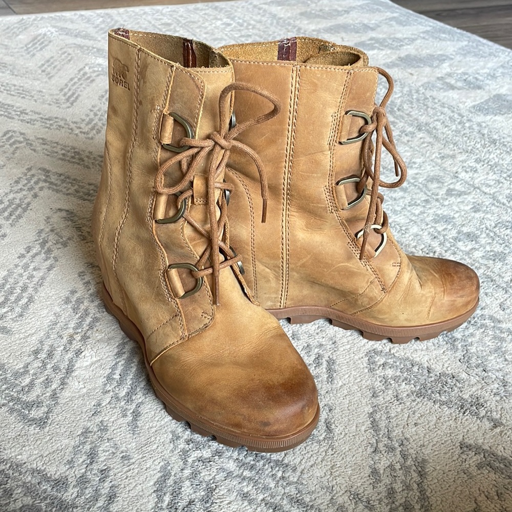 Women’s Sorel Joan of Arctic camel suede wedge size 8